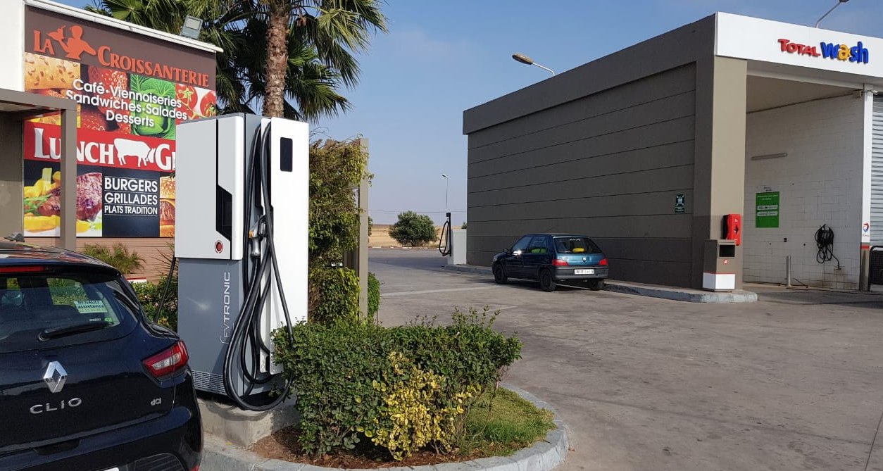 Total Maroc équipe 15 stations services de bornes électriques