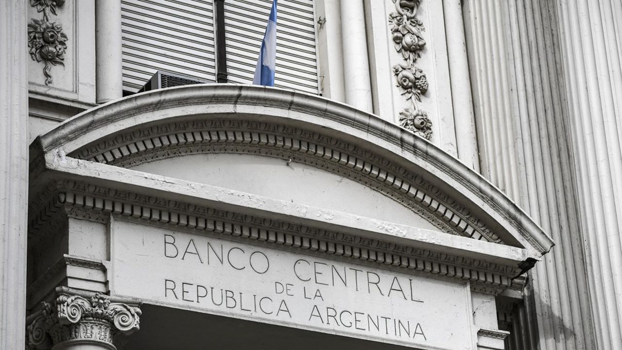 Au lendemain de la présidentielle, l'Argentine durcit le contrôle des changes