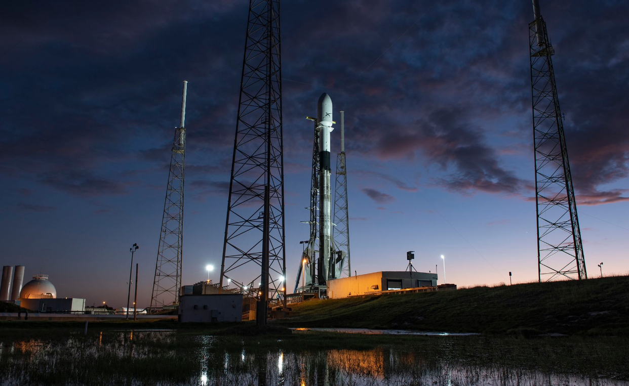 SpaceX lance 60 mini-satellites supplémentaires pour une couverture mondiale d'internet