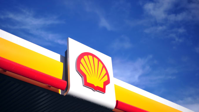 Shell lance un plan d'économies et réduit ses investissements