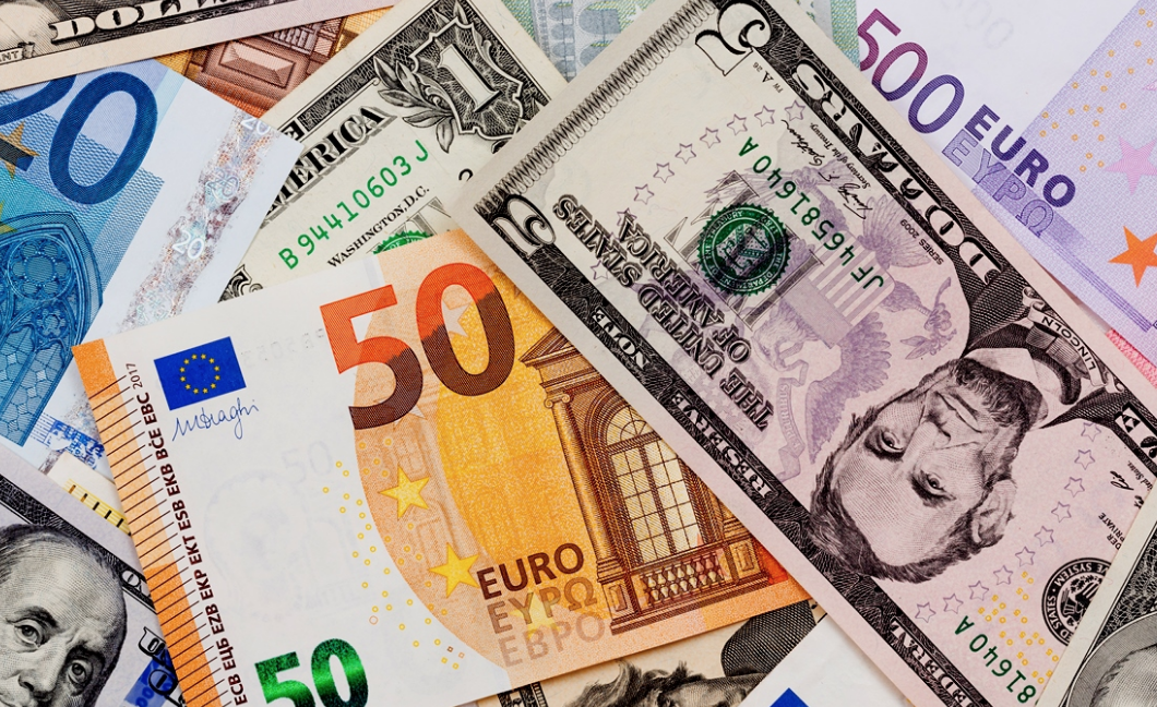 L'euro baisse face à un dollar renforcé