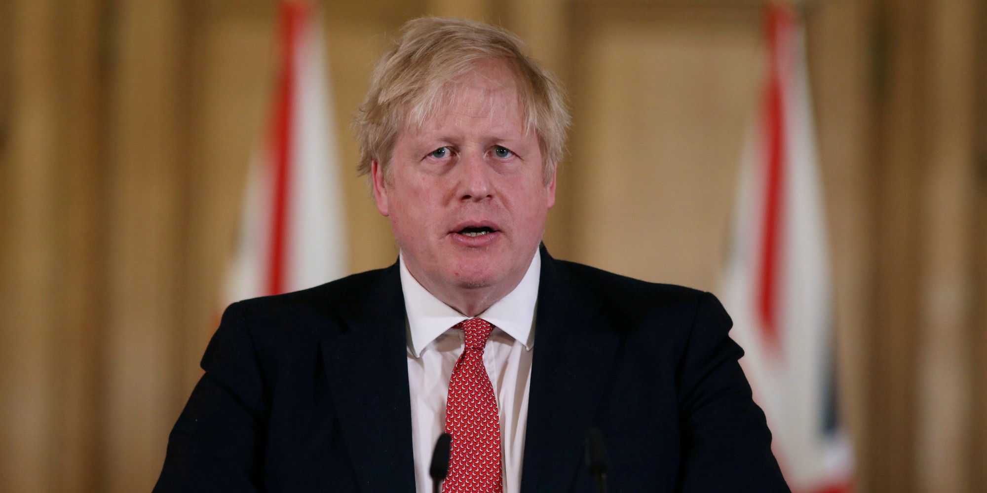 De retour, Johnson appelle les Britanniques à rester confinés