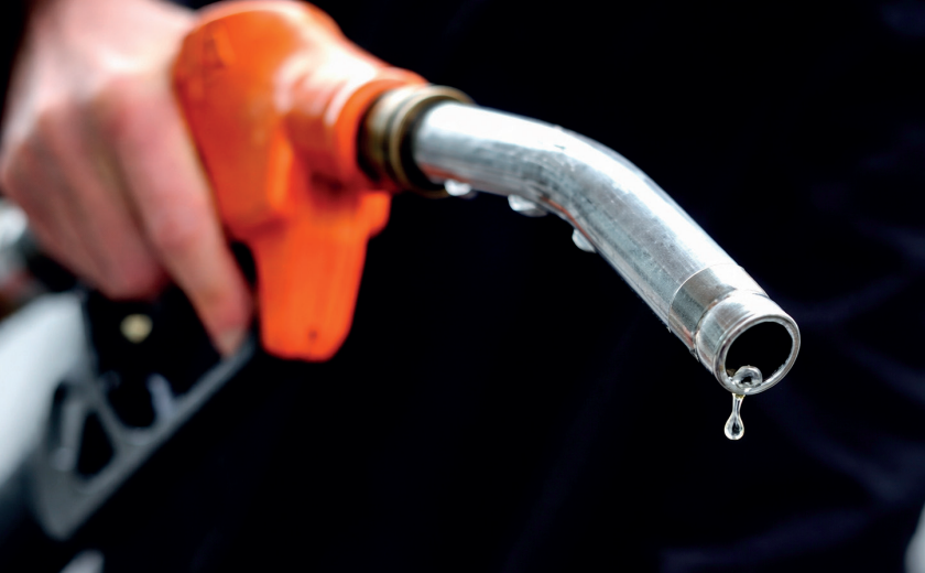 Carburants: le gasoil prend 65 centimes, l’essence baisse de 30 centimes